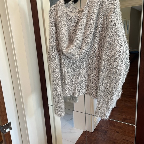 Cozy new hoodie - Picture 4 of 4